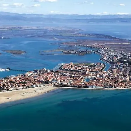 With Terrace & Free Parking - 3 Minutes From Apartment