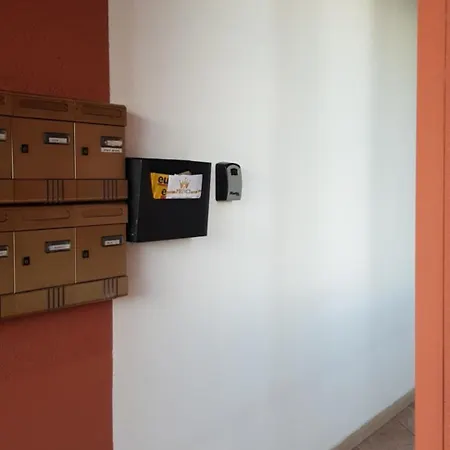 Apartment With Terrace & Free Parking - 3 Minutes From