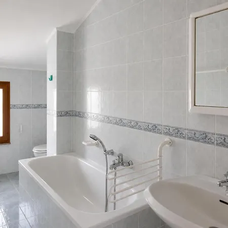 With Terrace & Free Parking - 3 Minutes From Apartament