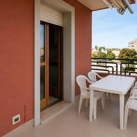 With Terrace & Free Parking - 3 Minutes From *